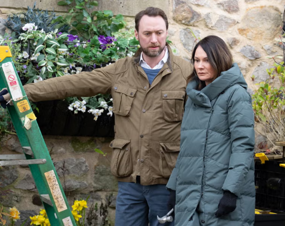 REAL STORY BEHIND IT !! Emmerdale’s Chas suspects Ella after mysterious wedding email